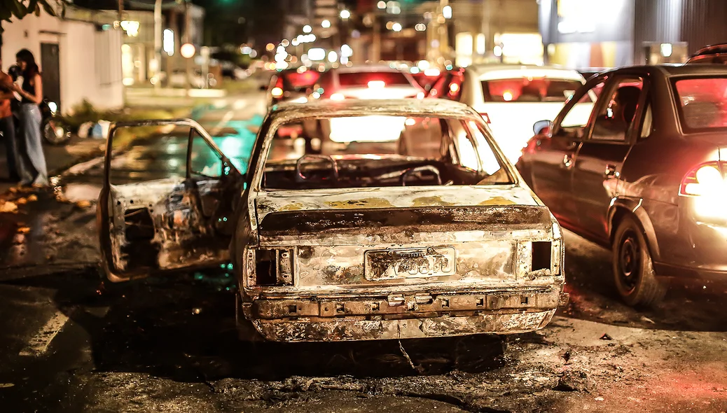 O veículo Chevette ficou totalmente destruído no incêndio