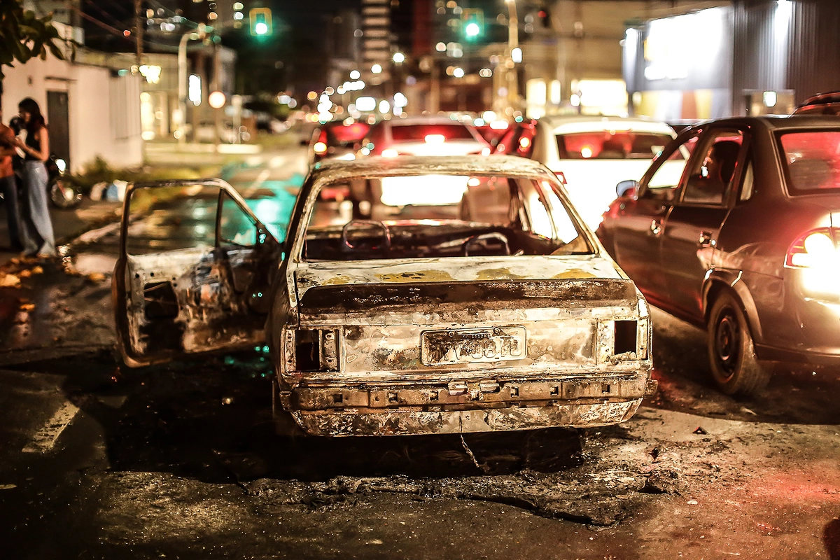O veículo Chevette ficou totalmente destruído no incêndio