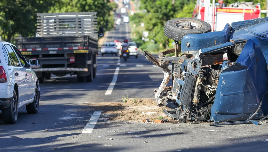 O veículo ficou com a frente totalmente destruída
