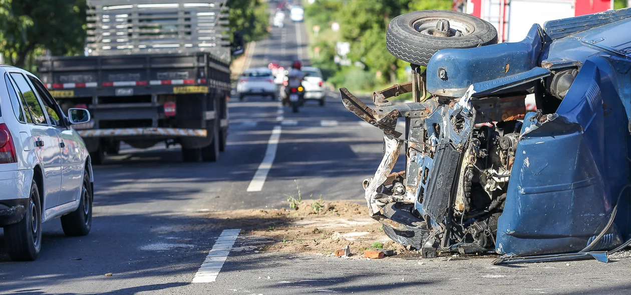 O veículo ficou com a frente totalmente destruída