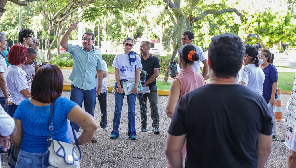 Os profissionais também exigiram melhores condições de trabalho