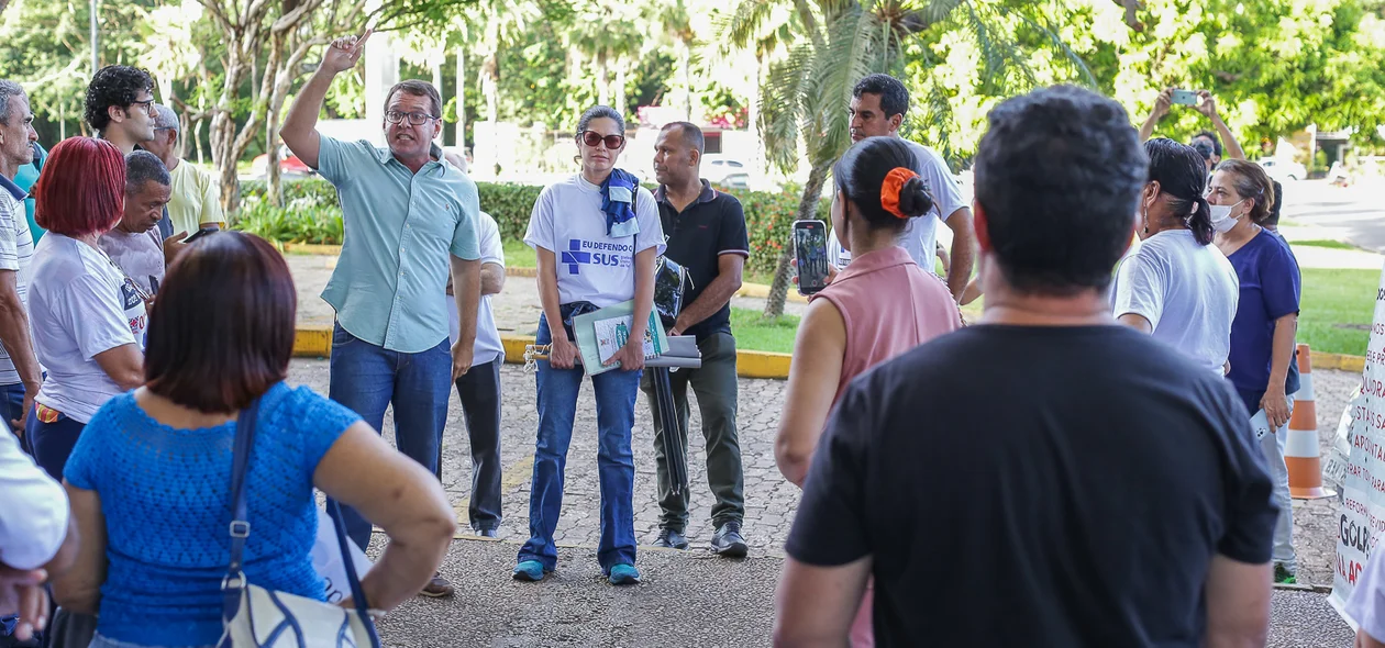 Os profissionais também exigiram melhores condições de trabalho