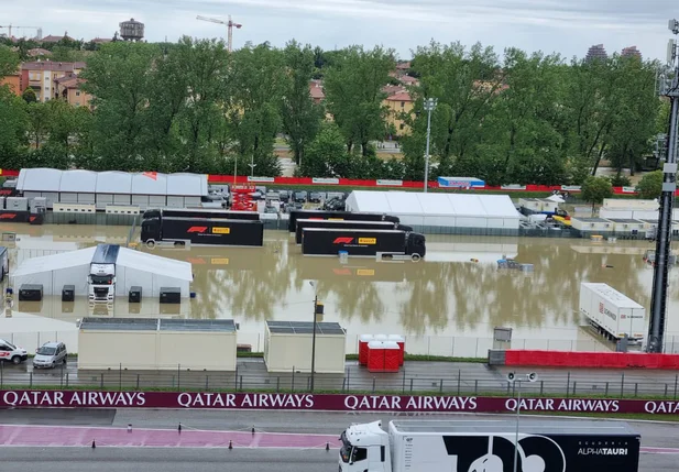 Paddock da F2 em Imola imundado após fortes chuvas na região