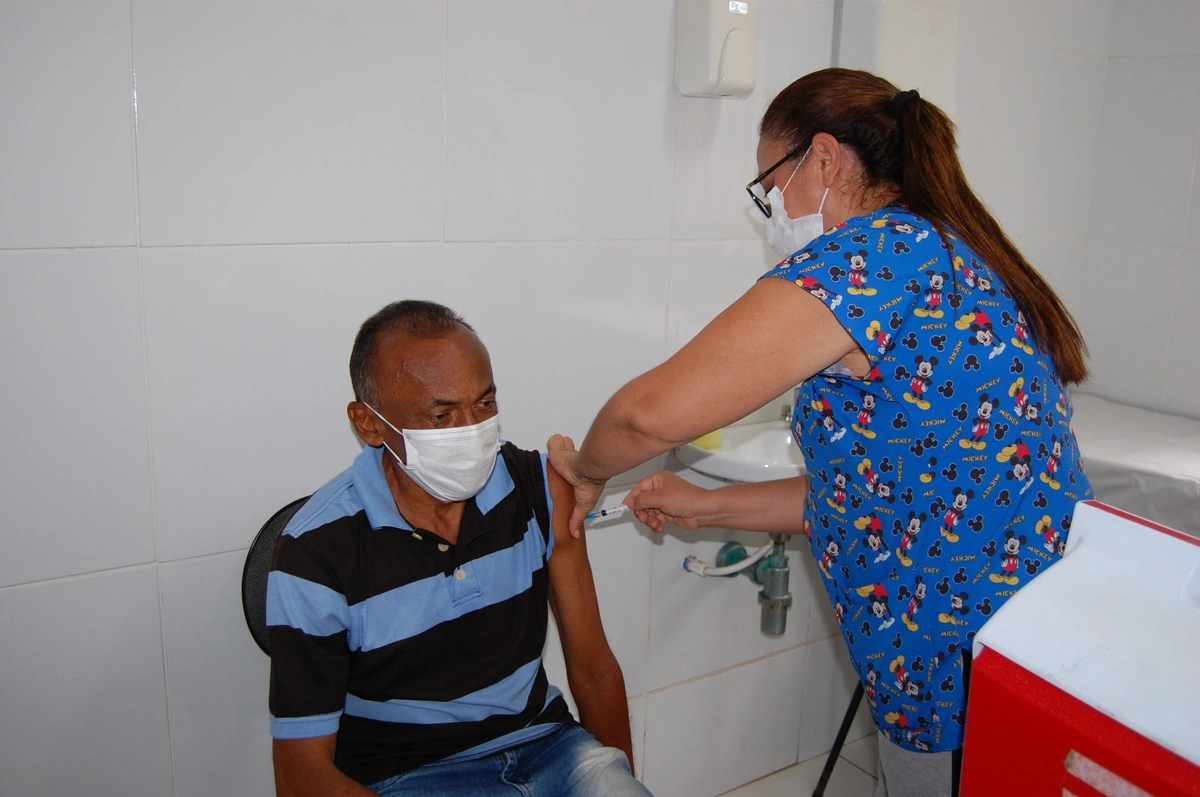 Pessoas com 40 anos podem tomar a vacina bivalente a partir de segunda (15).