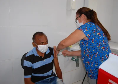 Pessoas com 40 anos podem tomar a vacina bivalente a partir de segunda (15).