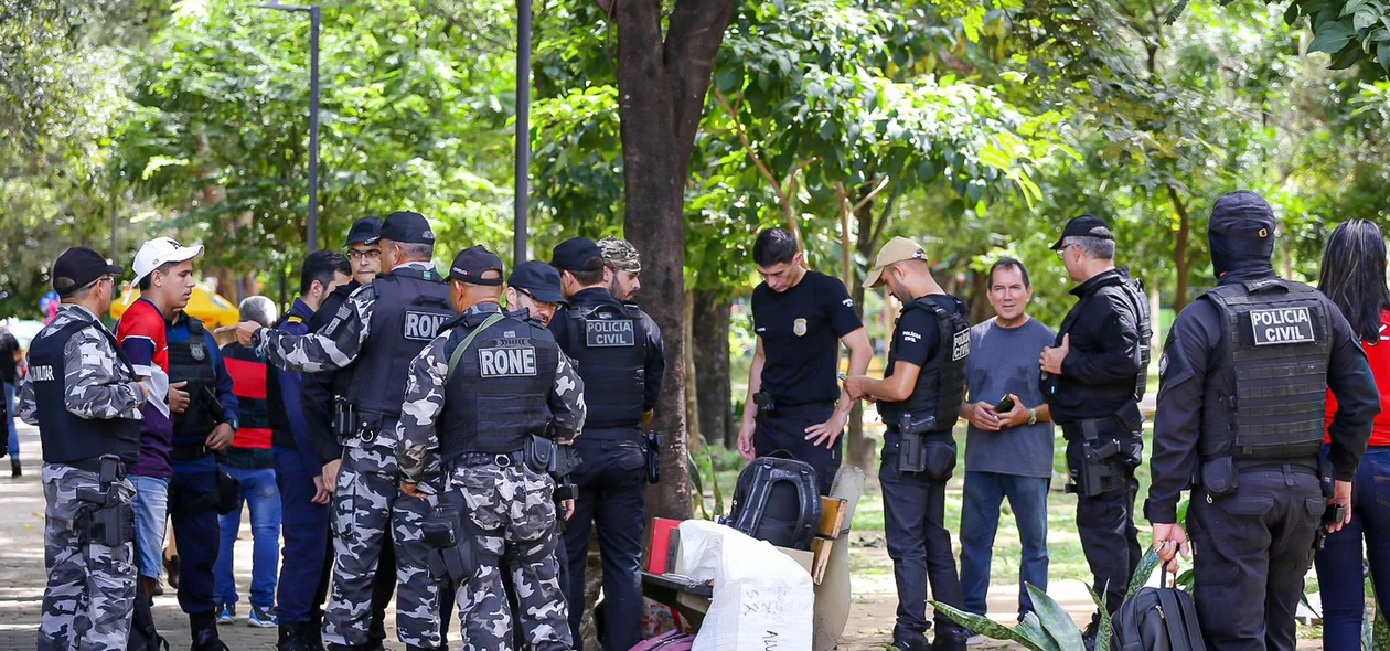 Polícia Militar durante operação no Centro de Teresina