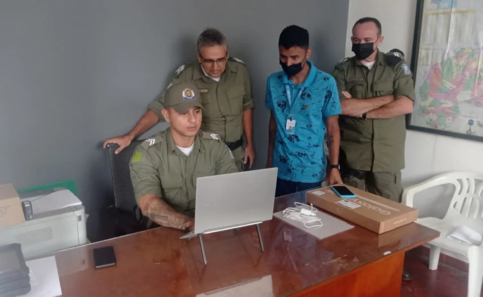 Policiais demonstram consulta médica via teleatendimento
