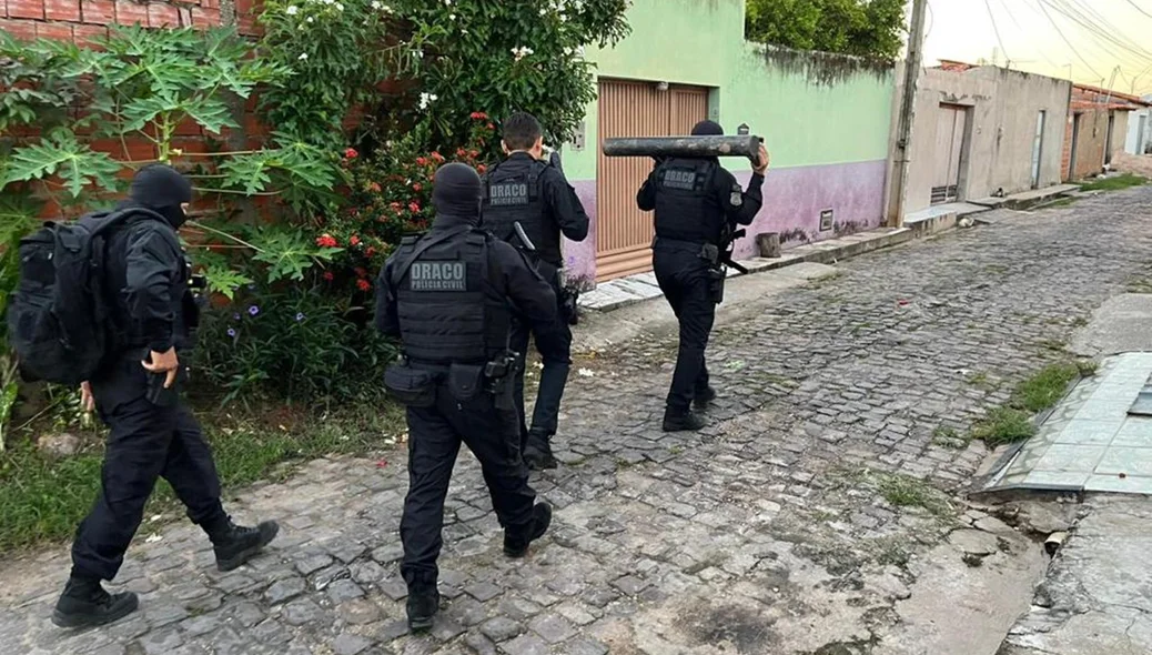 Policiais do DRACO durante operação na Vila Santo Afonso