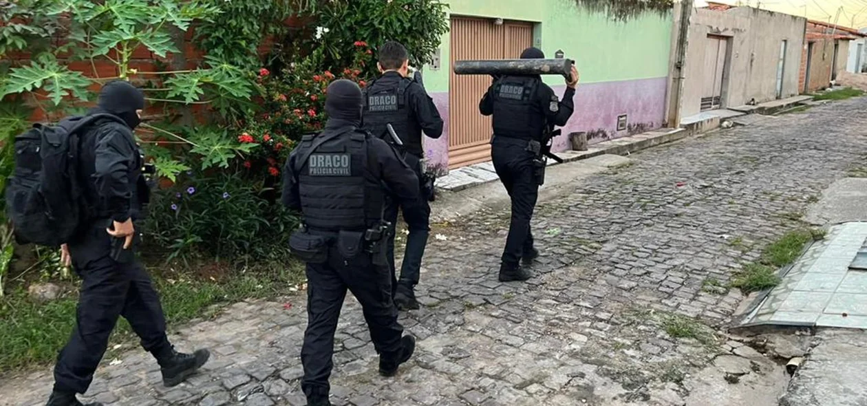 Policiais do DRACO durante operação na Vila Santo Afonso