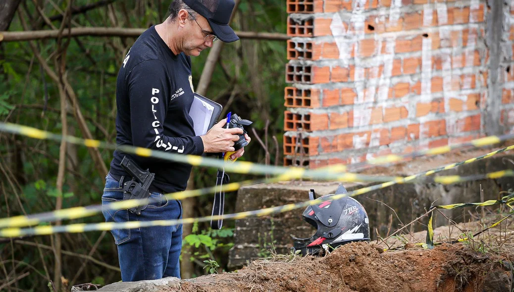 Policial realiza trabalho de perícia