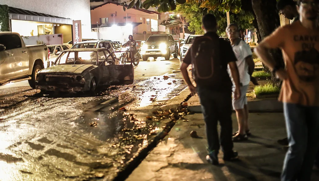 Populares viram o carro pegando fogo e chamaram os Bombeiros