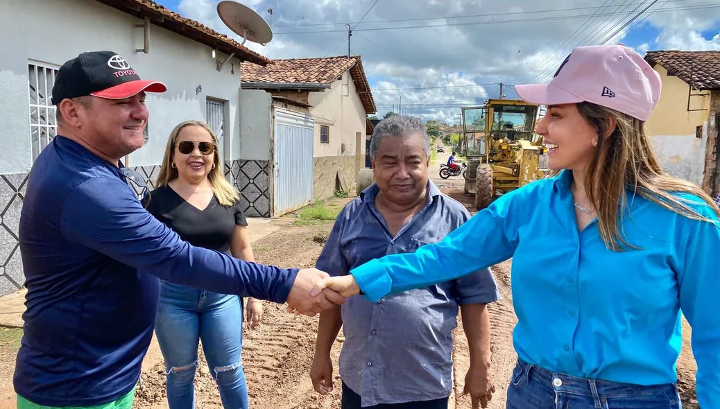 Prefeita Ivanária Sampaia é recebida por moradores