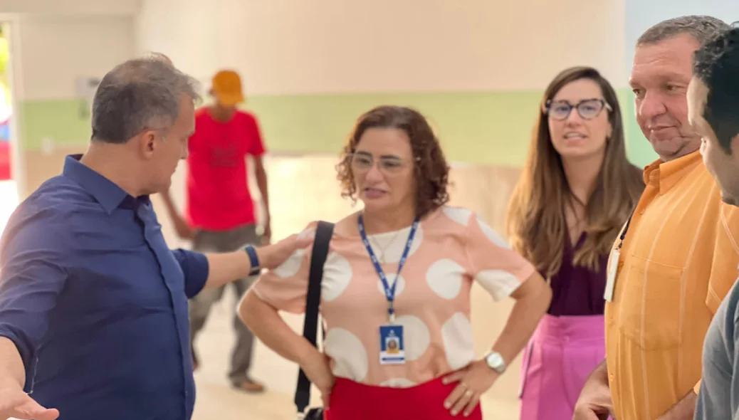 Prefeito ao lado de autoridades durante a visita