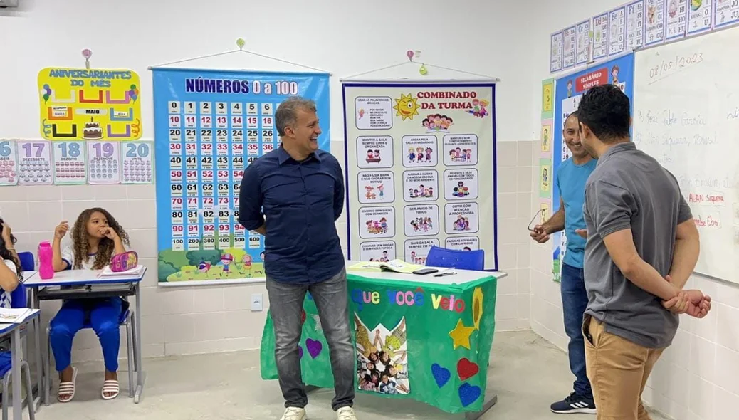 Prefeito ao lado de professores na sala de aula