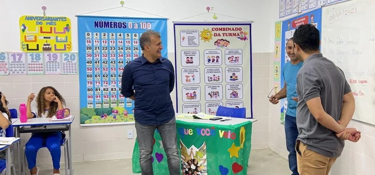 Prefeito ao lado de professores na sala de aula