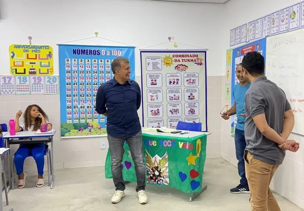 Prefeito ao lado de professores na sala de aula
