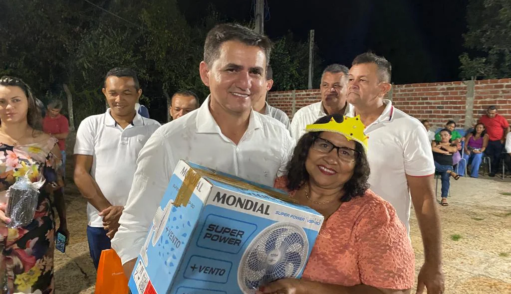 Prefeito Hilton entrega presente à uma mãe