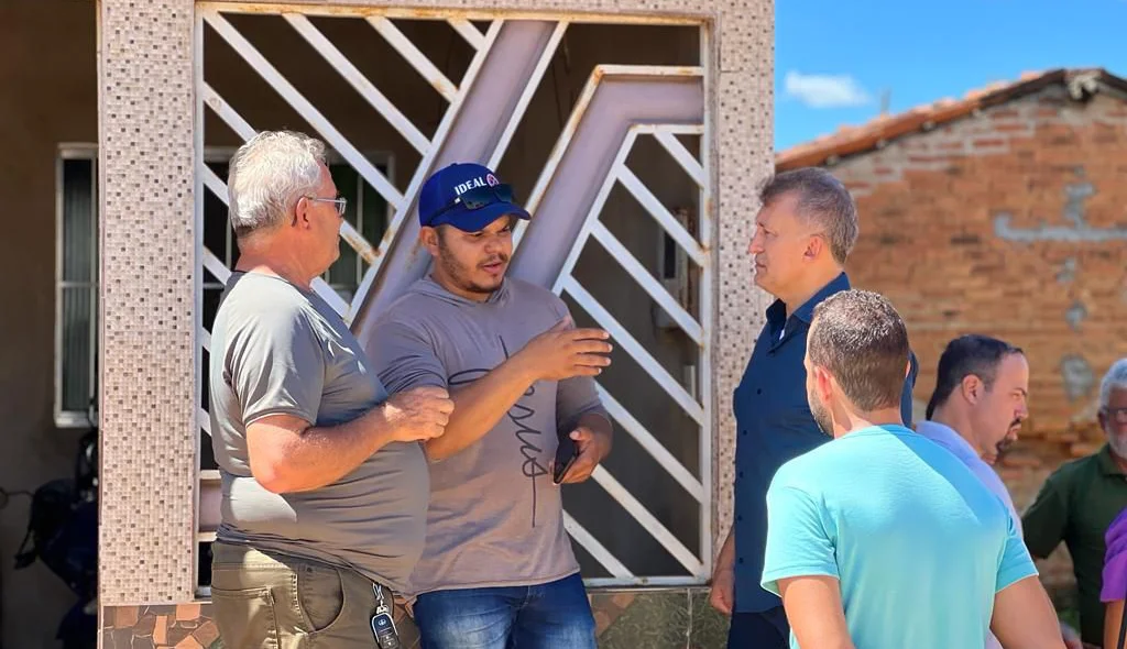 Prefeito Valdecir Júnior conversa com populares