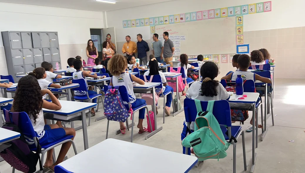 Prefeito Valdecir Júnior visitou salas de aula do Complexo Educacional