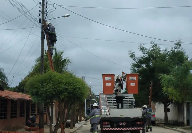 Prefeitura de Nazária faz troca lâmpadas queimadas.