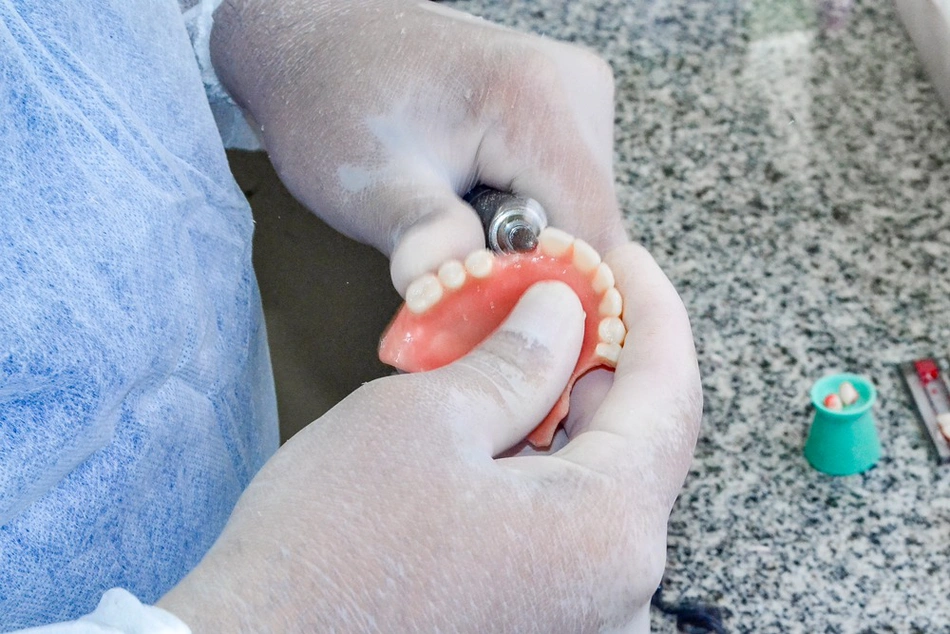 Prefeitura entrega de próteses dentárias aos moradores
