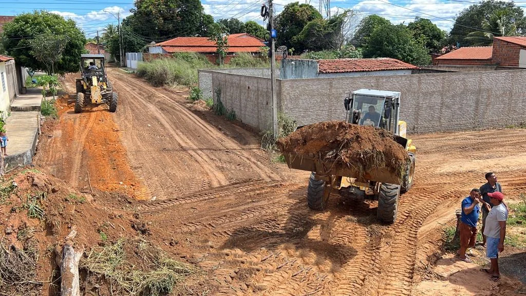 Prefeitura limpa as ruas de Curimatá