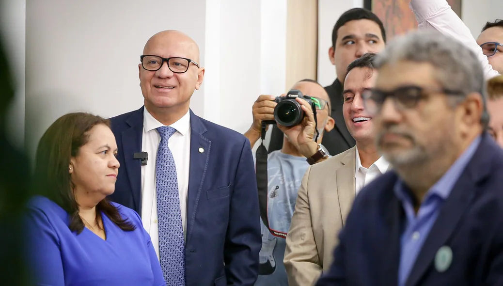 Presidente Franzé admirando a apresentação do espaço
