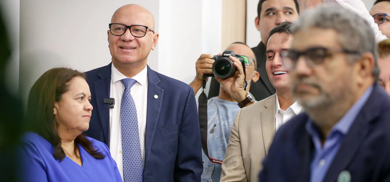 Presidente Franzé admirando a apresentação do espaço