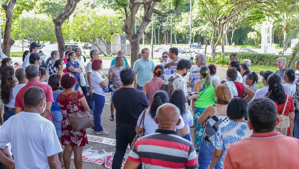 Profissionais da saúde realizam protesto em frente à Alepi