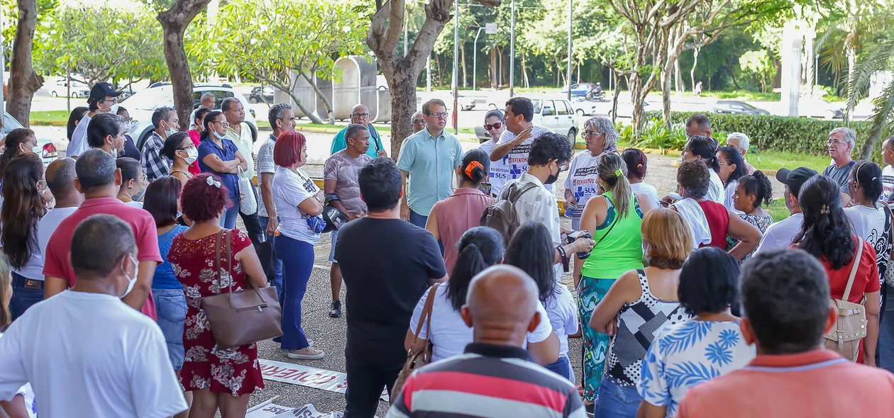 Profissionais da saúde realizam protesto em frente à Alepi