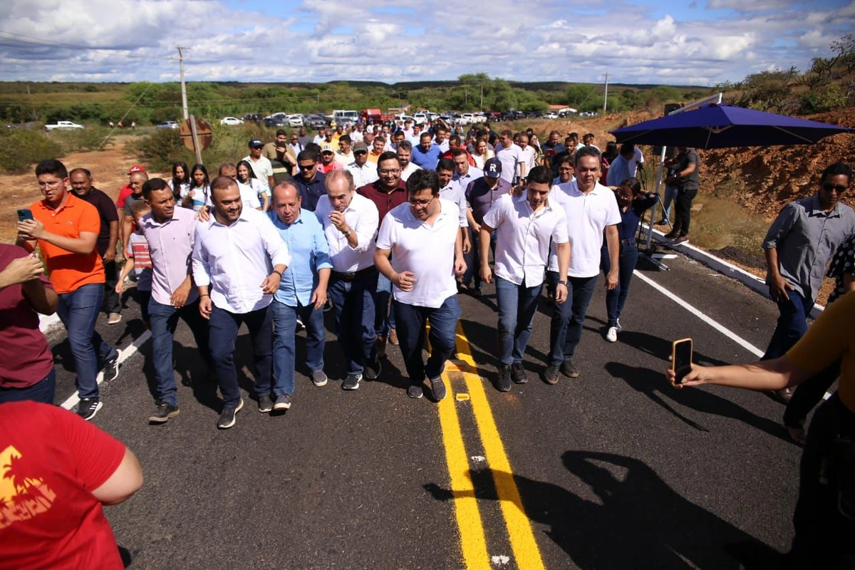 Rafael Fonteles entrega pavimentação da PI-249