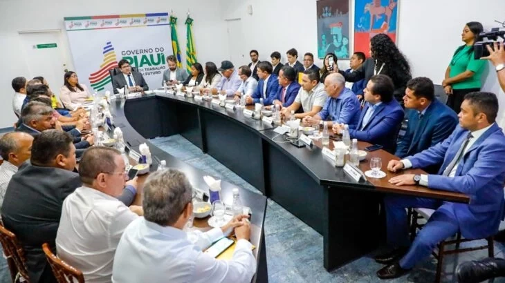 Rafael Fonteles se reúne com prefeitos