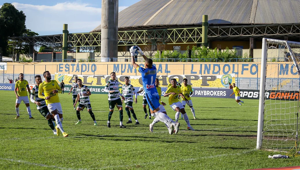 Rafael Mariano, goleiro do Altos, faz boa defesa