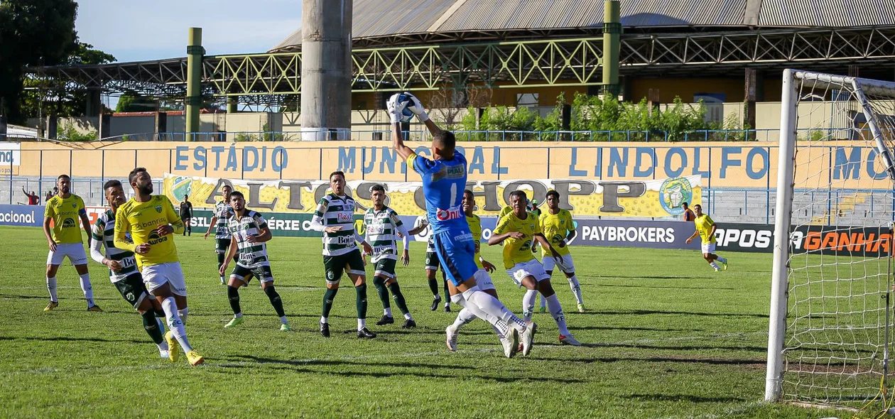 Rafael Mariano, goleiro do Altos, faz boa defesa