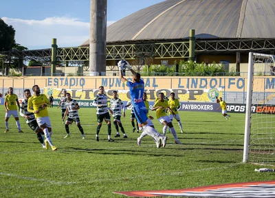 Rafael Mariano, goleiro do Altos, faz boa defesa