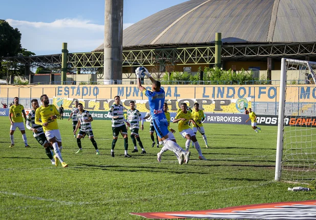 Rafael Mariano, goleiro do Altos, faz boa defesa