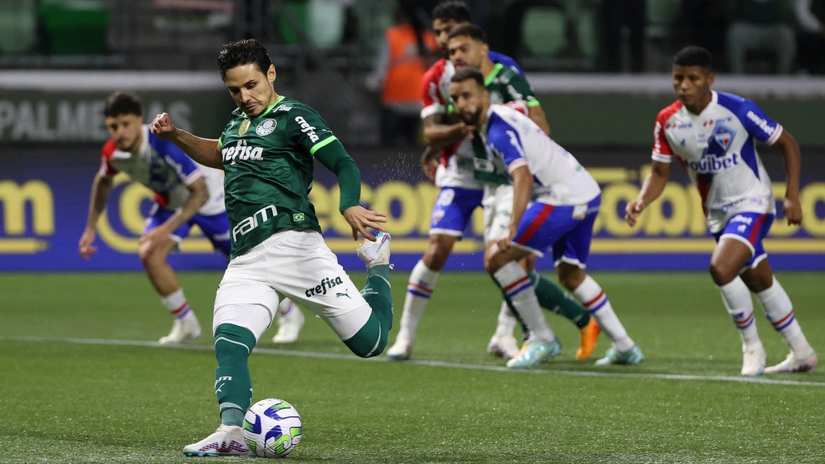 Raphael Veiga abre o placar para o Palmeiras com gol de penalti