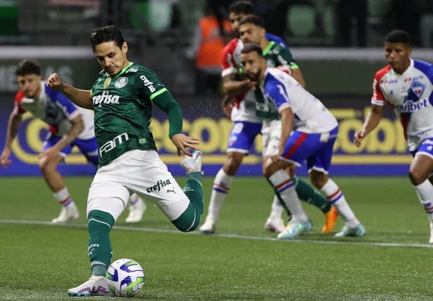 Raphael Veiga abre o placar para o Palmeiras com gol de penalti