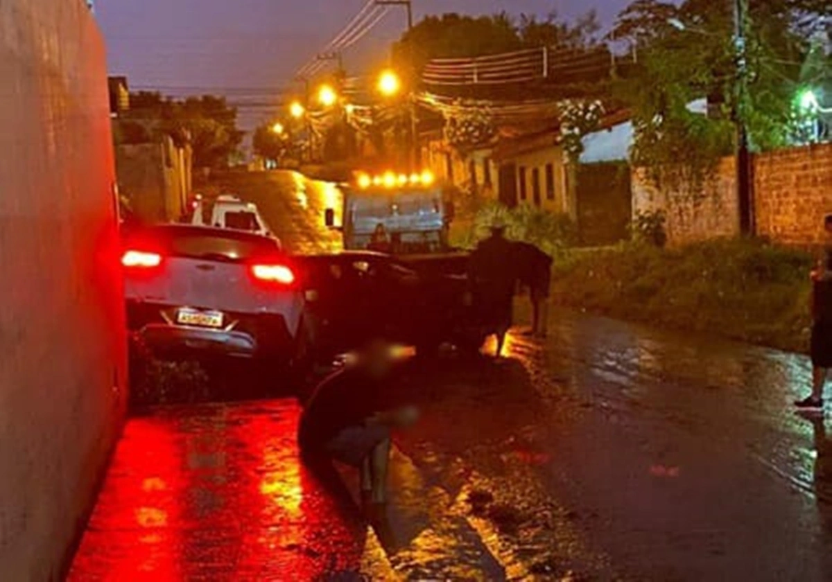 Reboque foi acionado para remover veículo de buraco em Timon