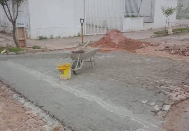 Recuperação de calçamento no bairro Santo Antônio
