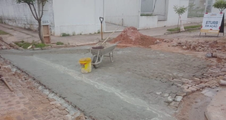 Recuperação de calçamento no bairro Santo Antônio