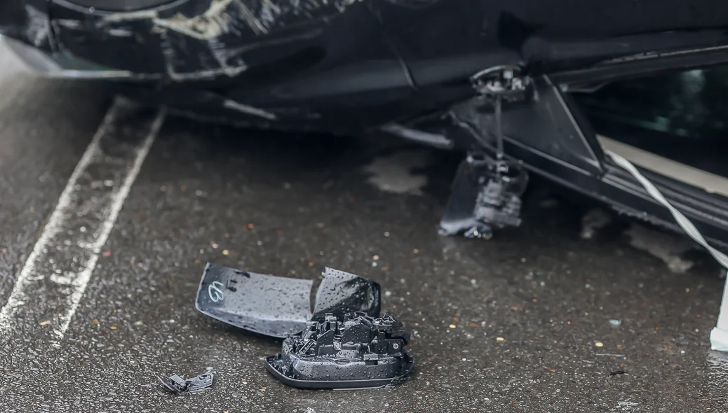 Retrovisor ficou destruído com o capotamento