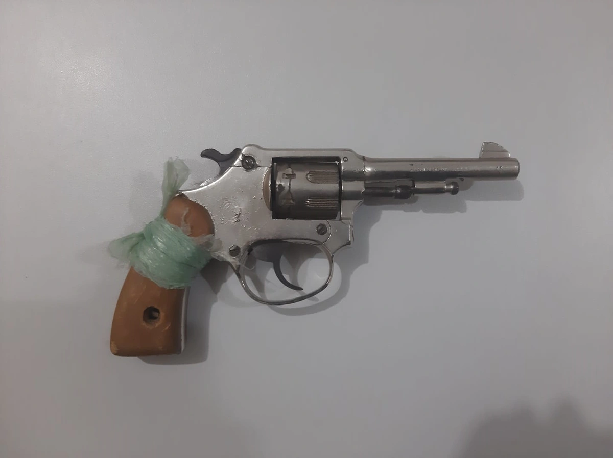 Revólver calibre 32 apreendido com um dos suspeitos