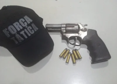 Revólver calibre .38 e munições apreendidas