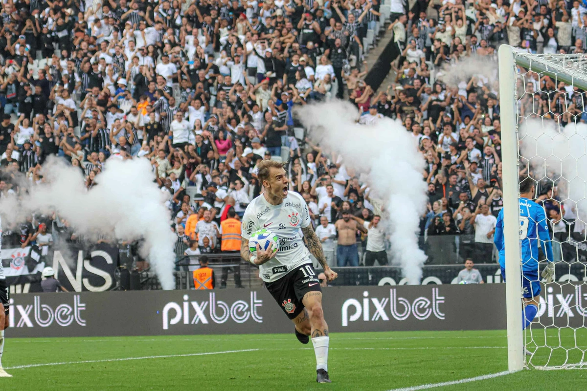 Roger Guedes marca o gol do Corinthians em clássico contra o São Paulo