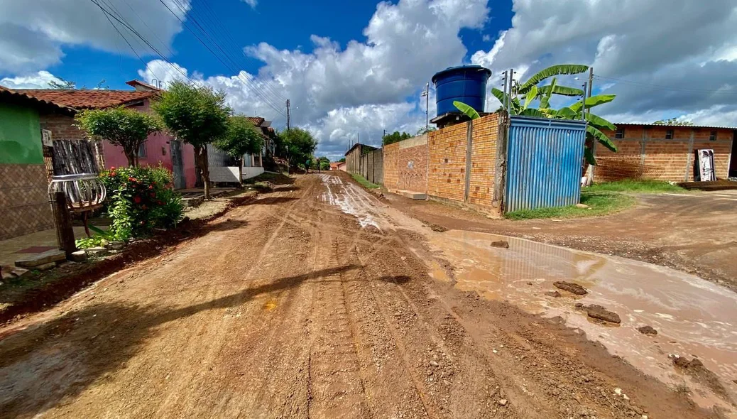 Rua sendo preparada para receber pavimentação poliédrica