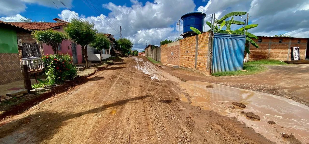 Rua sendo preparada para receber pavimentação poliédrica