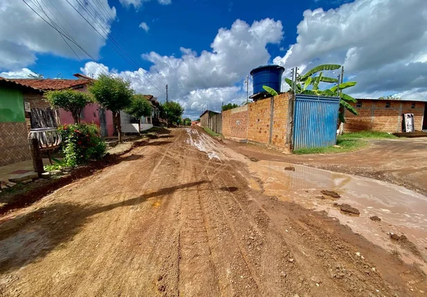 Rua sendo preparada para receber pavimentação poliédrica