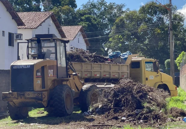 Ruas recebem mutirão da limpeza no Dirceu