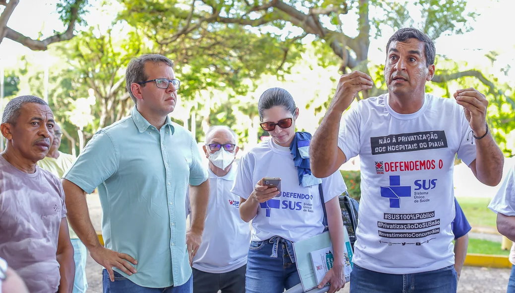 Samuel Rego ao lado de profissionais da saúde
